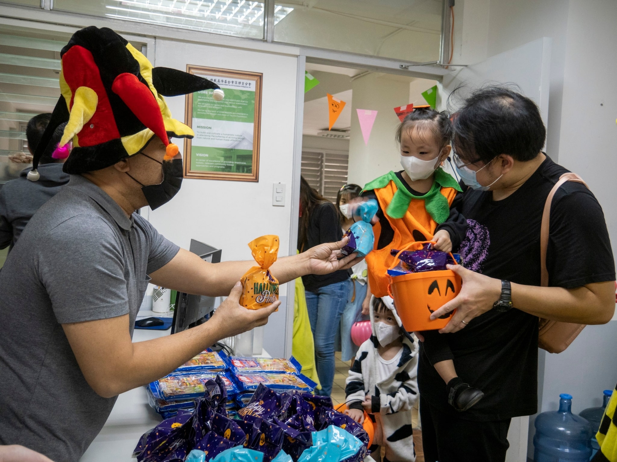 Student gets a treat from Tzu Chi’s HR department. 【Photo by Matt Serrano】