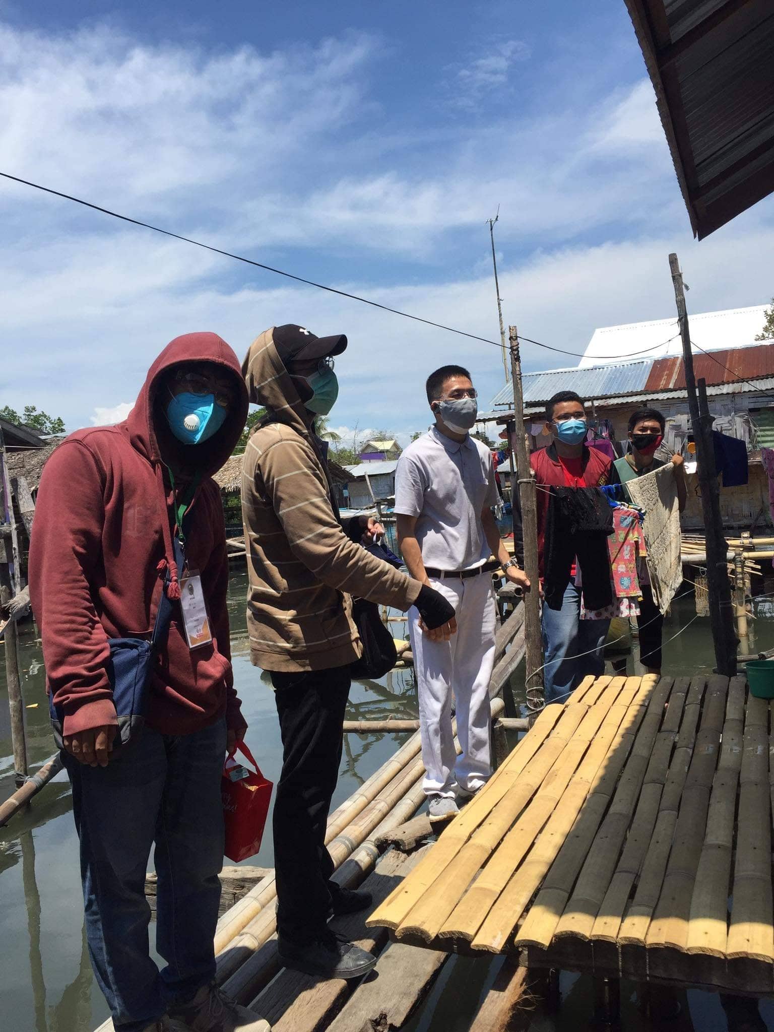 Alongside distributing masks, volunteers educate beneficiaries on how to protect themselves from the COVID-19 virus. 【Photo by Tzu Chi Zamboanga】