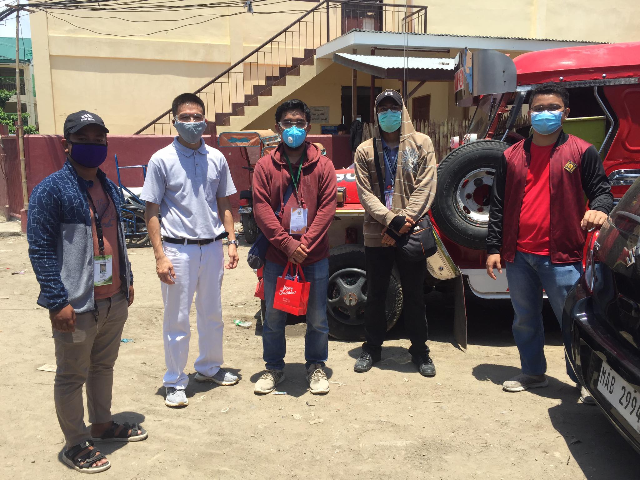 Harvey Yap (2nd from left) and Munadzrin Ipah (rightmost) during a relief mission in Zamboanga. 【Photo by Tzu Chi Zamboanga】