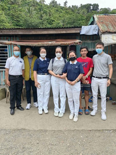 From left to right: Tzu Chi Zamboanga volunteers Alex Paredes, Andrew Yeung, Lily Lim, Shan Ling Wang, Jessica Yucor, scholarship applicant Hassanal Antuyan, and Harvey Yap. 【Photo by Tzu Chi Zamboanga】