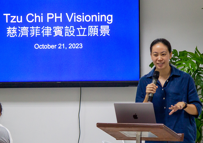 International workshop facilitator and alignment coach Joyce Lao guided volunteers in identifying their 5- and 3-year goals for Tzu Chi and the ways they can personally contribute to making these goals happen.  【Photo by Marella Saldonido】