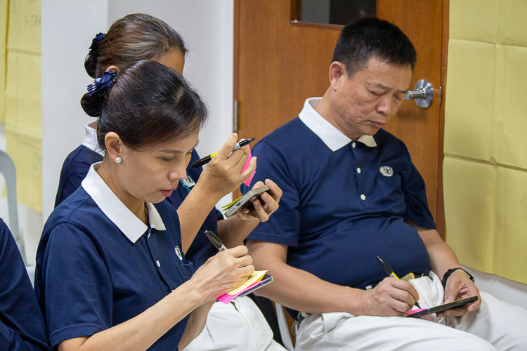 Breaking into groups, volunteers discussed then wrote down their 5- and 3-year goals for Tzu Chi Philippines. 【Photo by Marella Saldonido】