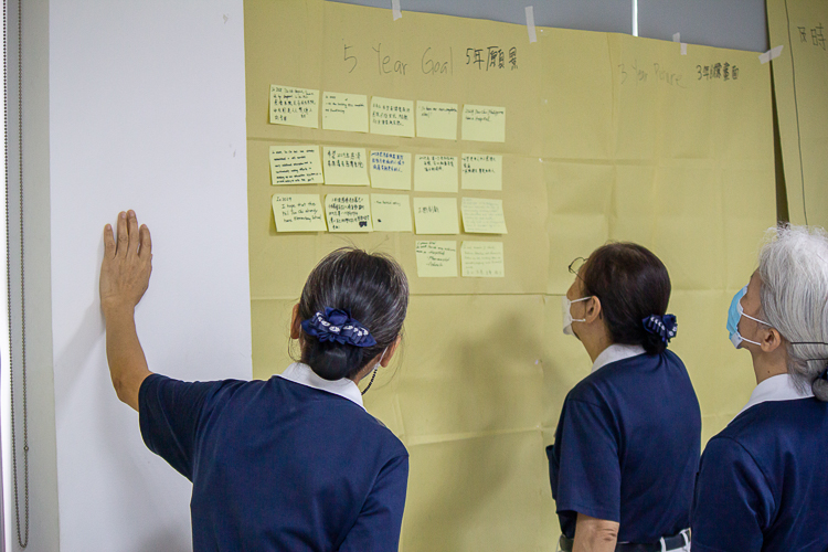 Breaking into groups, volunteers discussed then wrote down their 5- and 3-year goals for Tzu Chi Philippines. 【Photo by Marella Saldonido】