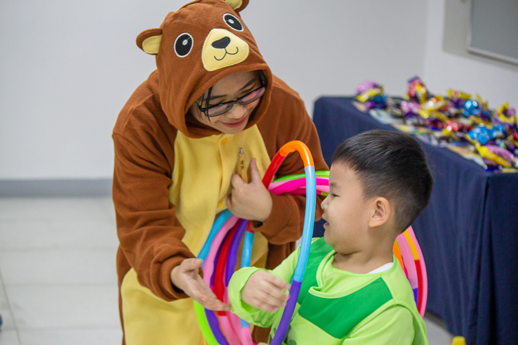 Teacher Benny assists a student in a game. 【Photo by Marella Saldonido】