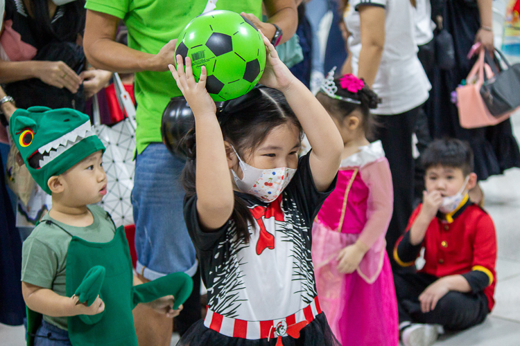 Students play engaging book-inspired games. 【Photo by Marella Saldonido】