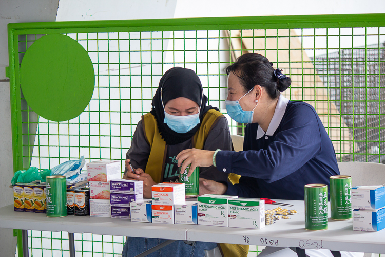 Norfahijah Lopez (left) was introduced to the foundation by Tzu Chi volunteer Grace Austria (right). 【Photo by Marella Saldonido】