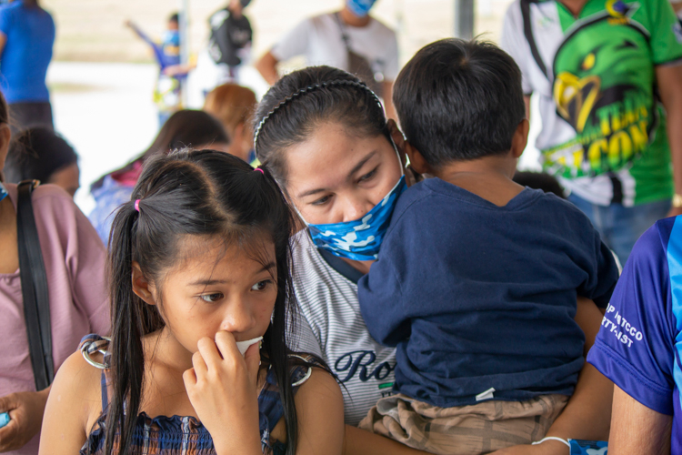 Rochelle Legada Eslabra registers her children Samantha and Jarden Grey for tooth extractions. “Thank you, Tzu Chi. I hope you continue having medical missions because so many people need help,” she says. 【Photo by Marella Saldonido】