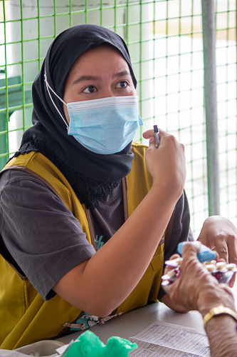 “Thank you very much for being so open to helping all kinds of people. I hope that your loving kindness reaches more people in need all over the world,” says Muslim volunteer Norfahijah Lopez. 【Photo by Marella Saldonido】