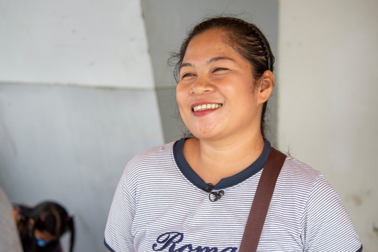 Widow Rochelle Legada Eslabra is raising her three children by herself. Any money she makes as a home service manicurist and hair stylist goes to feeding her kids. Tzu Chi’s medical mission supports her family’s need for quality healthcare at no cost. 【Photo by Marella Saldonido】