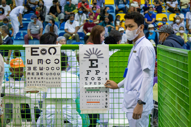 A patient’s visual acuity is tested using a standardized eye chart. 【Photo by Marella Saldonido】