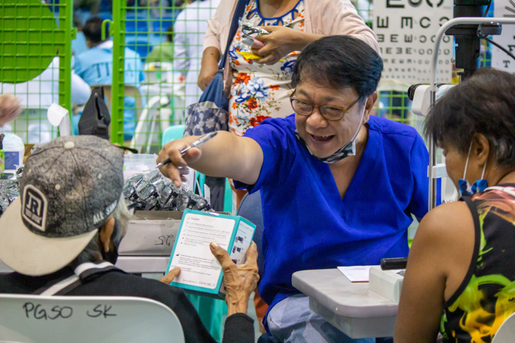Despite being the only ophthalmologist in Tzu Chi’s 262nd medical mission in Isulan, Sultan Kudarat, Dr. Remegio Magan provided quality attention and expertise to all 826 eye patients. “This is my daily routine, part of my job description. No job is too big or small if you like what you’re doing,” he says. 【Photo by Marella Saldonido】