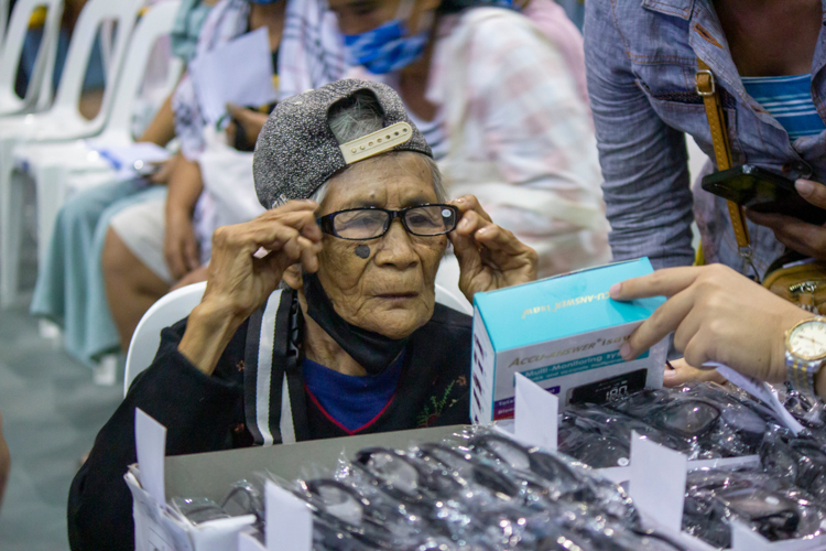 Tzu Chi volunteers from Zamboanga donate 900 pairs of reading glasses for the medical mission. 【Photo by Marella Saldonido】