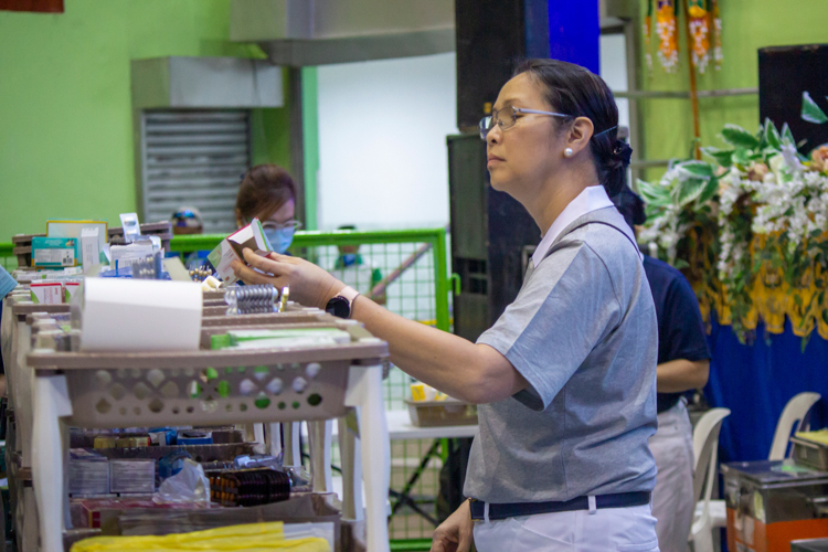 Tzu Chi volunteer Joy Gatdula familiarizes herself with medicines at a medical mission in Sultan Kudarat. 【Photo by Marella Saldonido】