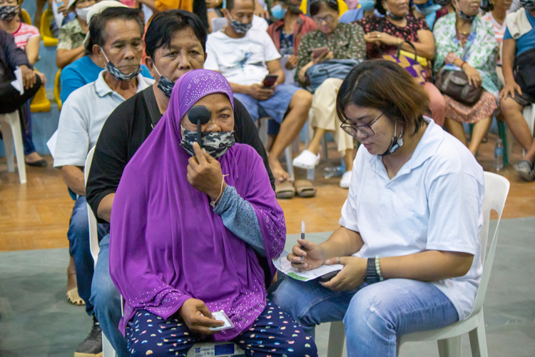 A patient’s visual acuity is tested using a standardized eye chart. 【Photo by Marella Saldonido】