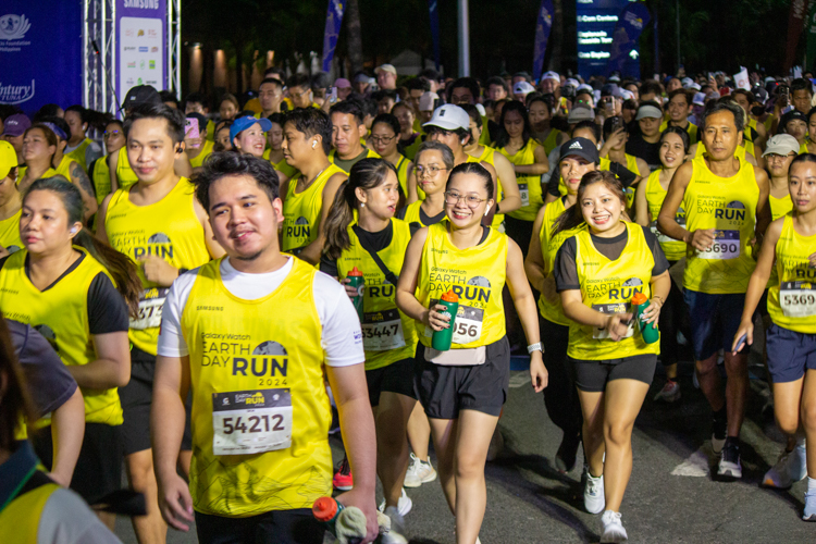 This year’s Galaxy Watch Earth Day Run saw 10,000 runners—including celebrities Donnie Pangilinan and Gardo Versoza and over 60 Tzu Chi volunteers—sign up for the 21K, 10K, and 5K categories. Organized by Runrio, the annual run was held at the SM Mall of Asia concert grounds on April 21. 【Photo by Matt Serrano】