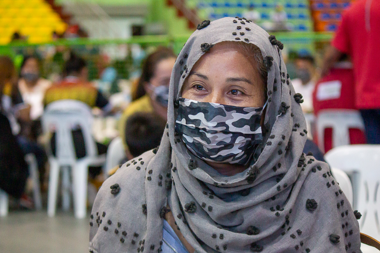 “I’d like to thank Tzu Chi for helping so many of us here. Not just me, but the whole Sultan Kudarat,” says Muslim patient Minda Ramos. 【Photo by Marella Saldonido】