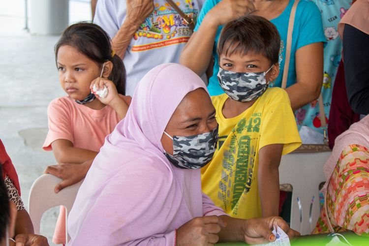 A face mask cannot hide the happiness of Bailanie Palakasi, who availed of free tooth extractions for herself and her children at Tzu Chi’s medical mission. 【Photo by Marella Saldonido】