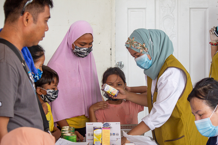 Norfahijah Lopez briefs the patients about the prescribed medicines. 【Photo by Marella Saldonido】