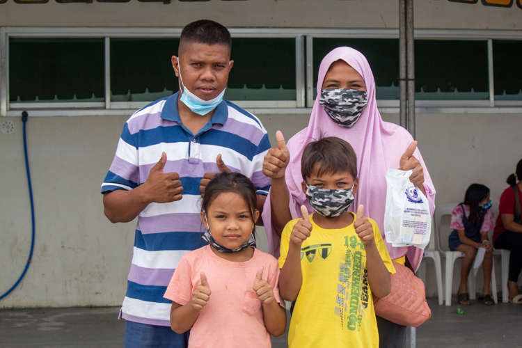 Here with her tricycle driver husband and two of their six children, Bailanie Palakasi called Tzu Chi volunteers her idol. “I watched how they treated people, the help they were giving the poor. It’s beautiful,” she says. “Thank you, Tzu Chi, because you help so many people, including the children and us mothers.” 【Photo by Marella Saldonido】