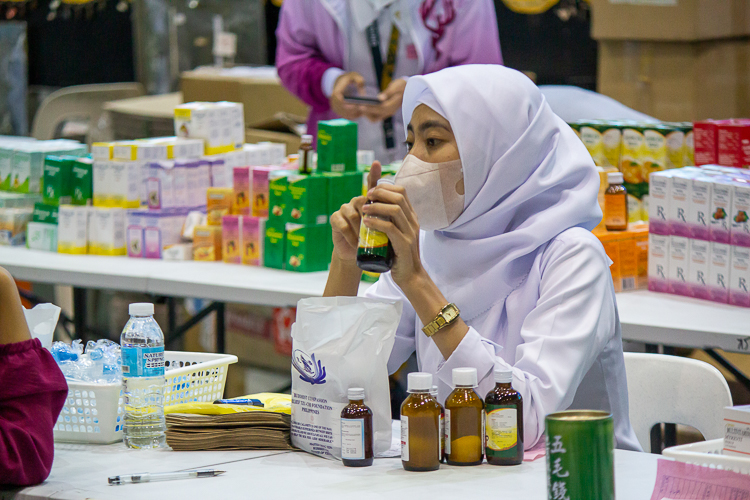 Local Muslim volunteers take part in the 262nd medical mission in Isulan, Sultan Kudarat. 【Photo by Marella Saldonido】