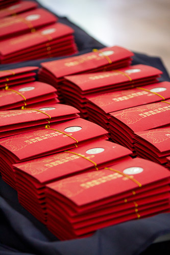 Attendees of the Typhoon Yolanda 10th Year Remembrance Mass at the Sto. Niño Church in Tacloban individually receive a red envelope (angpao) blessed by Tzu Chi founder Dharma Master Cheng Yen, just like the ones they received 10 years ago. 【Photo by Marella Saldonido】