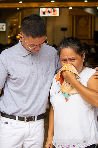 A Tzu Chi volunteer consoles Typhoon Yolanda survivor Emma Solis (right) as she gets emotional after recalling the traumatic events they experienced. 【Photo by Marella Saldonido】