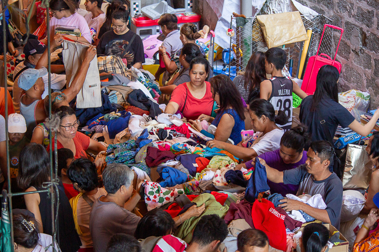 Residents of Barangay 621 search through various choices of clothing to purchase at the bazaar at the Buddhist Tzu Chi Campus (BTCC) in Sta. Mesa, Manila on April 27. 【Photo by Marella Saldonido】
