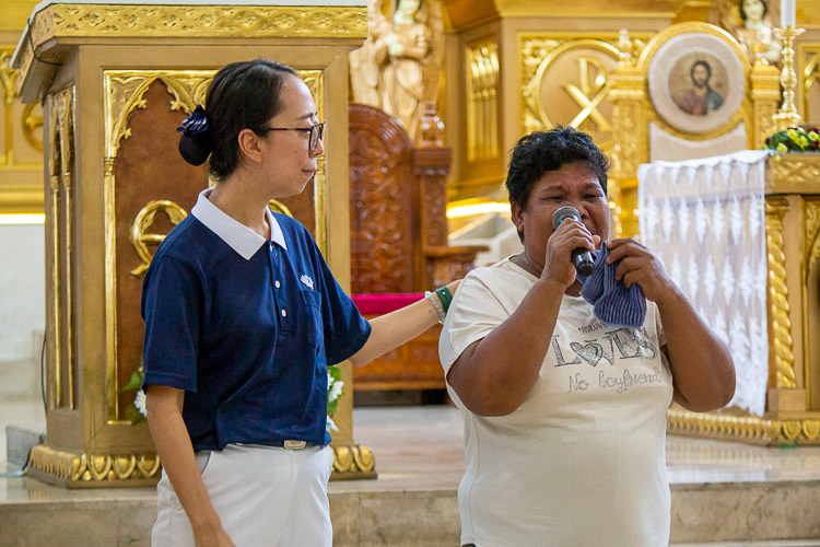 Typhoon Yolanda survivor Angela Agero (right) breaks down in tears as she shares her experiences during the typhoon at the 10th Year Remembrance Mass in Sto. Niño Church in Tacloban. 【Photo by Marella Saldonido】