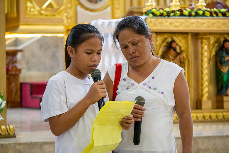Typhoon Yolanda survivor Emma Solis (right) and her daughter read the letter they sent to Tzu Chi. Their letter contains a poem narrating their experiences at the time of the disaster. 【Photo by Marella Saldonido】