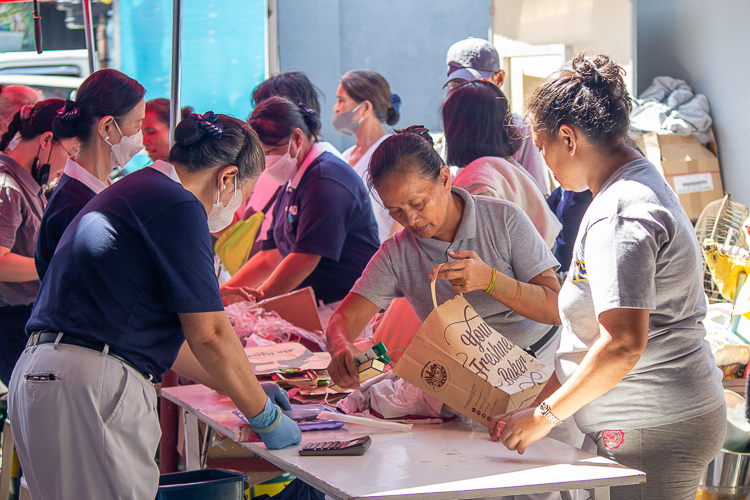 Customers check out their chosen items at the payment area of the bazaar. 【Photo by Marella Saldonido】