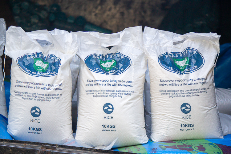 Each family receives a 10-kilogram sack of rice, a Puregold voucher worth P500, toiletries, biscuits, and other household items such as a blanket, sleeping mat, pail, casserole, frying pan, spatula, plates, drinking cups, spoons, and forks. 【Photo by Marella Saldonido】