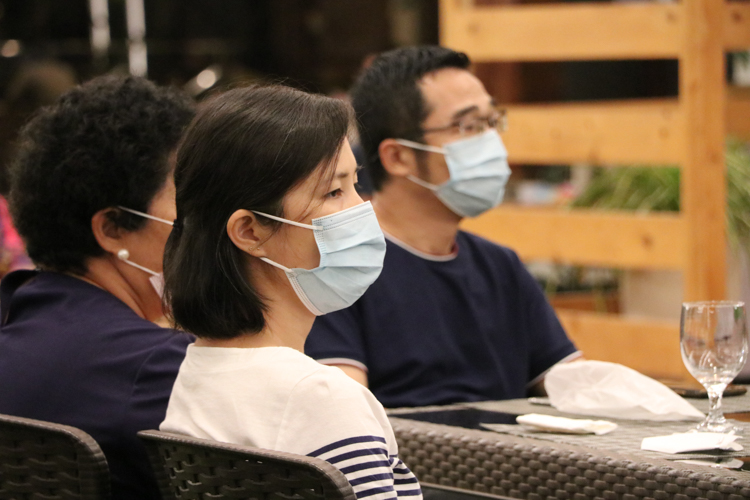 Guests listen intently to learn about the humanitarian programs of Tzu Chi Foundation. 【Photo by Divina Villacrusis】
