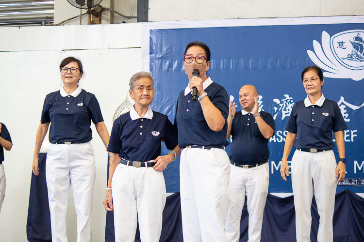 Eighty-eight-year-old Tzu Chi volunteer Anselma Yu (second from left) proudly stands in front of the audience as she was introduced to inspire people to practice vegetarianism and regularly exercise to have a long life.【Photo by Marella Saldonido】