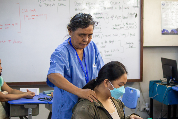 Dr. Vigilanda Solijon attends to a patient during the medical mission. 【Photo by Marella Saldonido】