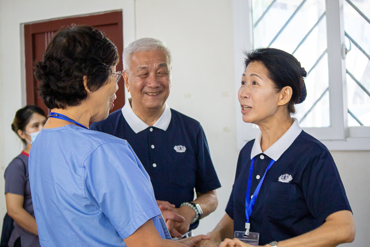 Dr. Joandel Navarro (left) with Tzu Chi Philippines CEO Henry Yuñez and Deputy CEO Woon Ng.【Photo by Marella Saldonido】