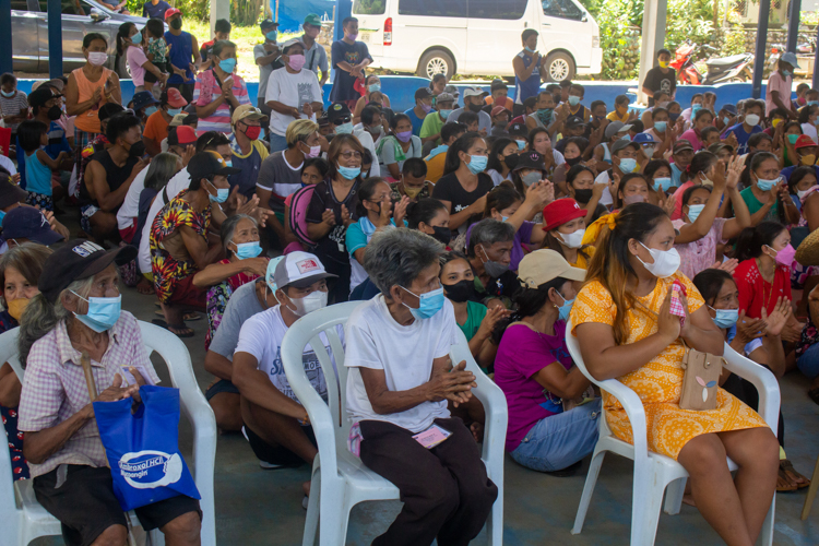 Recipients singing and clapping along to songs.【Photo by Mavi Saldonido】