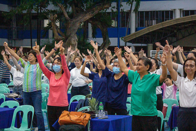 The group of volunteer doctors from the Philippine College of Lifestyle Medicine joins in Tzu Chi’s sign language performance.【Photo by Marella Saldonido】