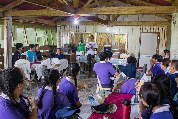 FEED Partnerships Director Anne Bakker (standing) starts off the event with an introduction of the organization and a briefing for the tree-planting activity. 【Photo by Marella Saldonido】