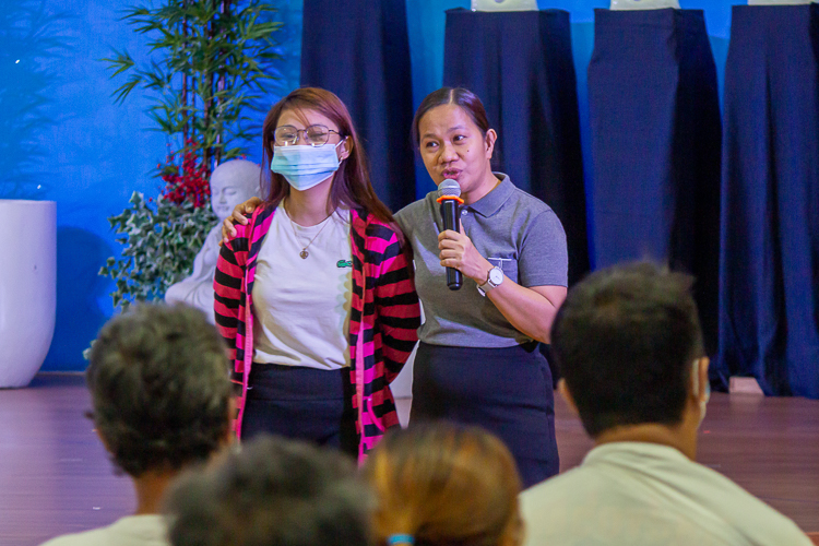 Tzu Chi volunteer Julie Collado (right) introduces beneficiaries to Gwyneth Yu. The daughter of a volunteer of Tzu Chi’s upcycling program, Gwyneth hasn’t let her autism stop her from joining her mother Esther in weaving excess sports sock material into durable rugs and seat covers. 【Photo by Marella Saldonido】