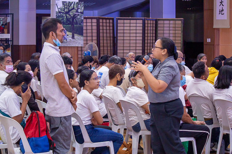 Fire prevention was the topic of March 24’s Quarterly Charity Day. Tzu Chi Charity Department volunteer Tina Pasion (right) asks beneficiaries to share their experiences and tips on fire safety. 【Photo by Marella Saldonido】