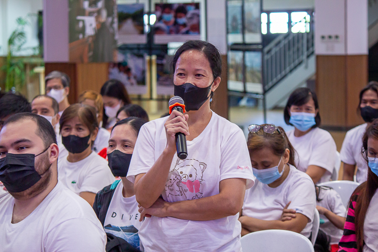 Fire prevention was the topic of March 24’s Quarterly Charity Day. Tzu Chi Charity Department volunteer Tina Pasion (right) asks beneficiaries to share their experiences and tips on fire safety. 【Photo by Marella Saldonido】