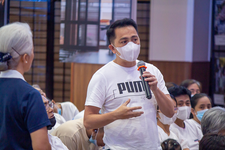 Fire prevention was the topic of March 24’s Quarterly Charity Day. Tzu Chi Charity Department volunteer Tina Pasion (right) asks beneficiaries to share their experiences and tips on fire safety. 【Photo by Marella Saldonido】