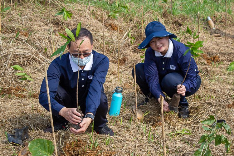 Tzu Chi volunteers join the youth to support their tree-planting project. 【Photo by Marella Saldonido】