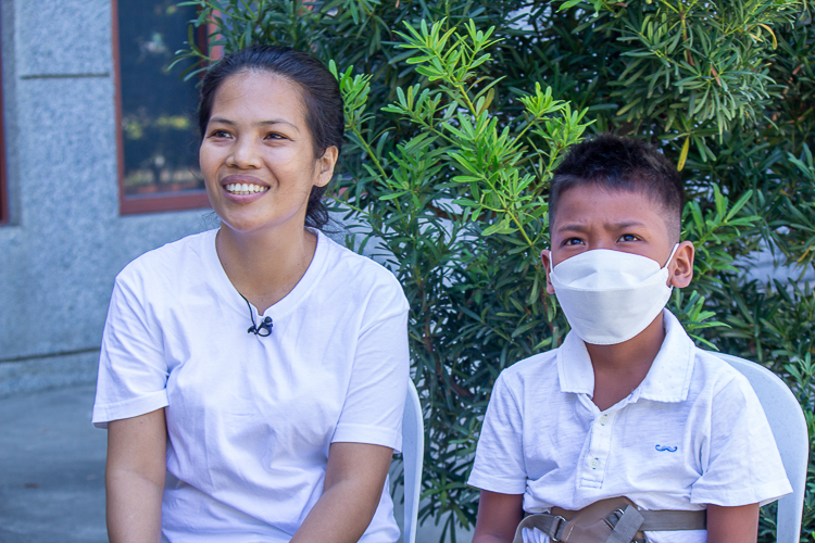 Through the Tzu Chi Foundation, Lenlen Galban (left) was able to get a wheelchair and brace for her son Prince, who was diagnosed with Pott disease. Tzu Chi also covered the cost of his MRI, a crucial imaging test that helped determine the type of treatment for his condition. “Tzu Chi was the only one that offered immediate help,” says Lenlen. 【Photo by Marella Saldonido】