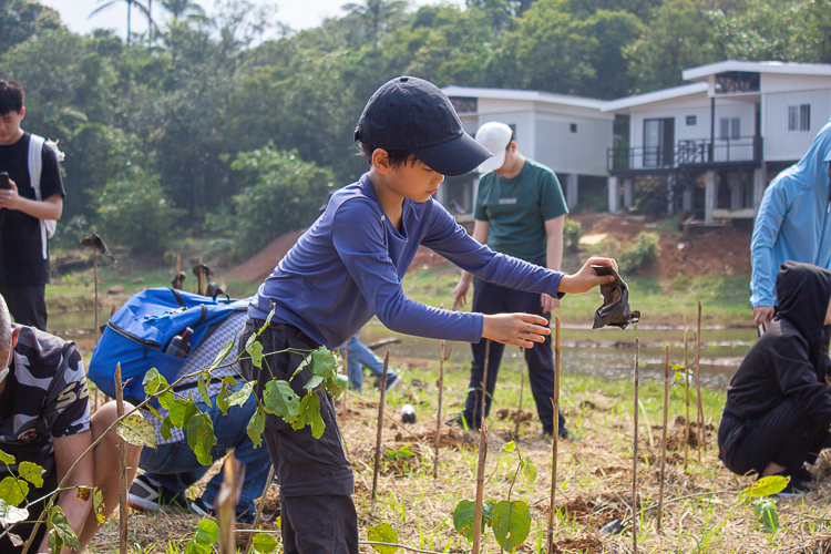 Volunteers of all ages, including children, were welcomed and encouraged to take part in the tree-planting project. 【Photo by Marella Saldonido】