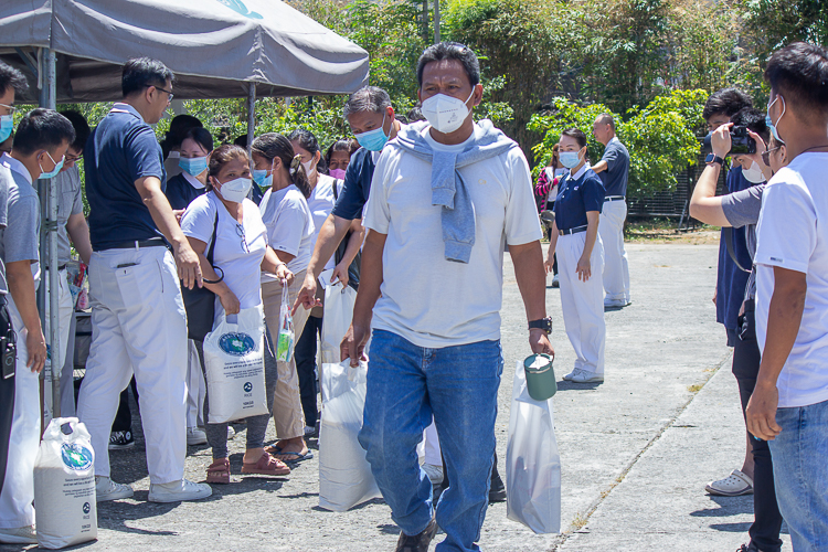 Tzu Chi volunteers prepare vegetarian lunch packs for beneficiaries to receive after claiming their 20kg rice, bag of groceries, and personal hygiene kit. 【Photo by Marella Saldonido】