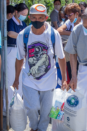 Tzu Chi volunteers prepare vegetarian lunch packs for beneficiaries to receive after claiming their 20kg rice, bag of groceries, and personal hygiene kit. 【Photo by Marella Saldonido】