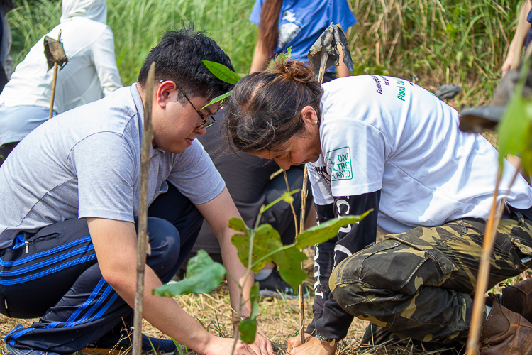 FEED Partnerships Director Anne Bakker (right) assists a Tzu Chi Youth volunteer in planting the tree seedlings. 【Photo by Marella Saldonido】
