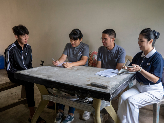 Tzu Chi volunteers conduct home visit interview with Jaymart Razon. 【Photo by Harold Alzaga】