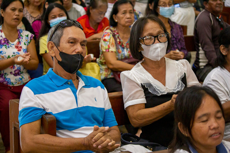Husband and wife Jaime Paminiano and Constancia Galanza attend the Mass to express their gratitude once again for the support they received a decade ago.  “When I entered the church and saw the people in blue and white, I could not hold back my tears,” Jaime confesses. “Tzu Chi helped extend our lives. We are still alive today because of you, and that’s why we love Tzu Chi very much.” 【Photo by Marella Saldonido】